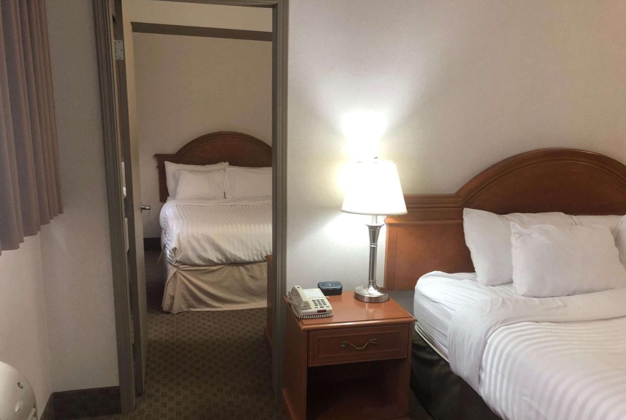 Hotel Ramada By Wyndham Edmonton South Zewnętrze zdjęcie