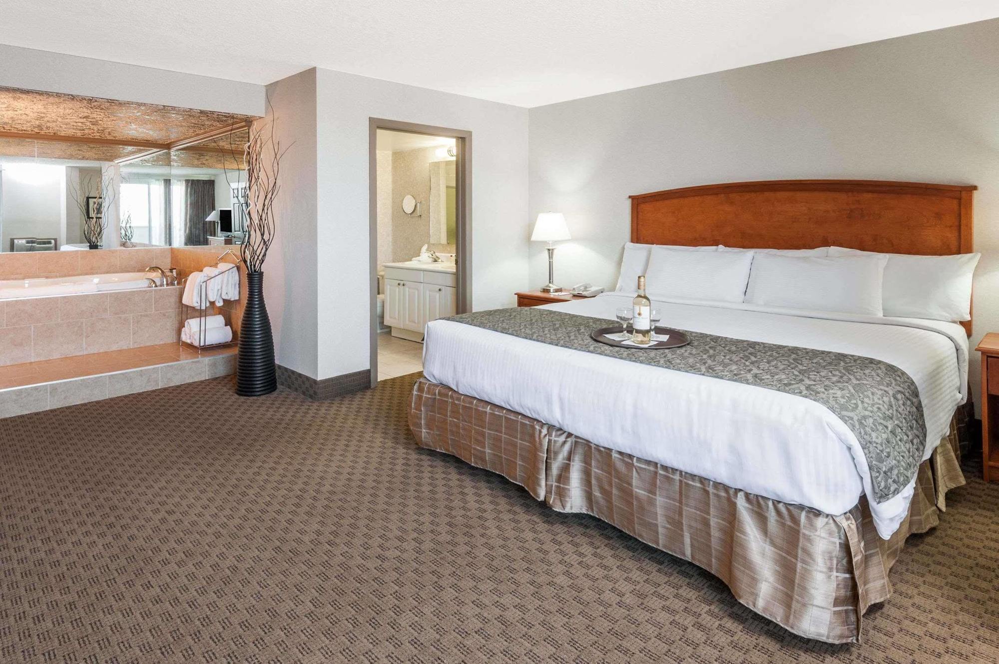 Hotel Ramada By Wyndham Edmonton South Zewnętrze zdjęcie
