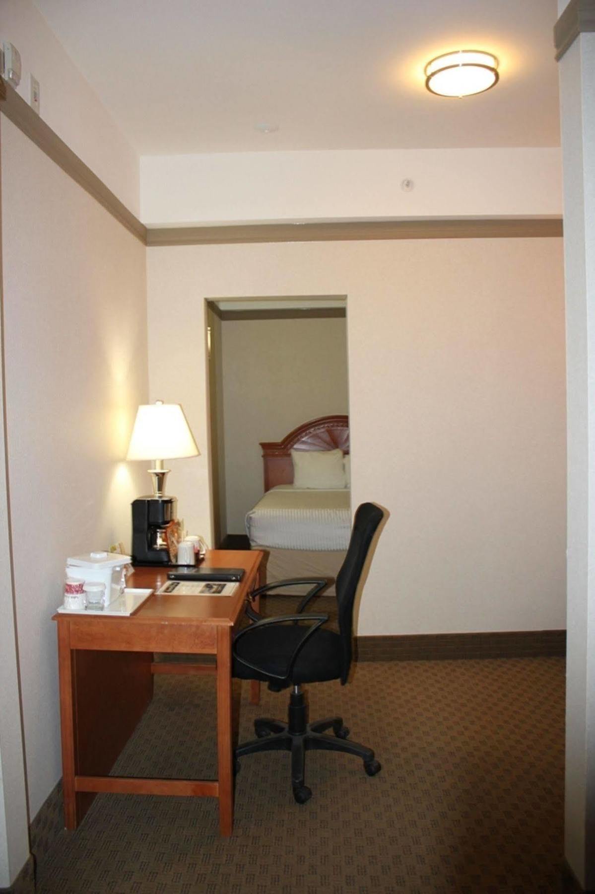 Hotel Ramada By Wyndham Edmonton South Zewnętrze zdjęcie