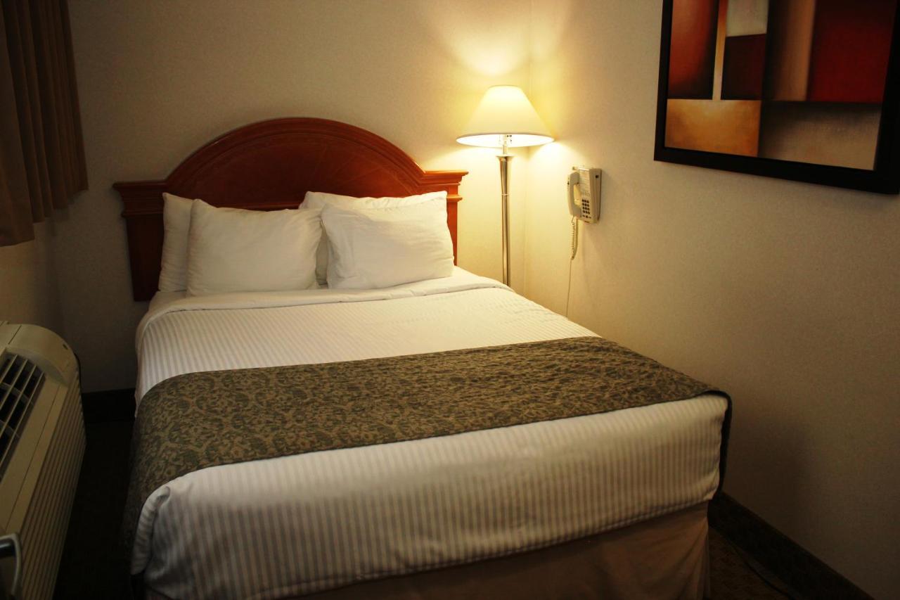 Hotel Ramada By Wyndham Edmonton South Zewnętrze zdjęcie